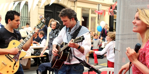 Un guitariste fait un concert en plein air lors d'une animation musicale.